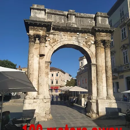 Guest house Roman Arch- Low Budget Doublebed In Top Center *