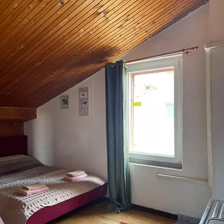 Roman Arch- Low Budget Doublebed In Top Center * Pula