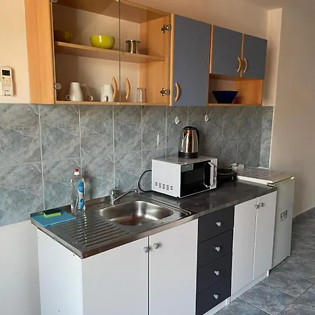 Roman Arch- Low Budget Doublebed In Top Center Guest house