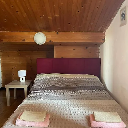 Roman Arch- Low Budget Doublebed In Top Center Guest house *