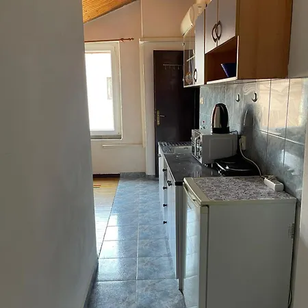 Guest house Roman Arch- Low Budget Doublebed In Top Center *