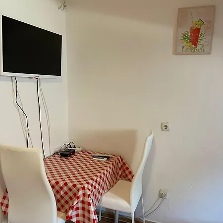 Arch- Budget Doublebed In Center Penzion Pula