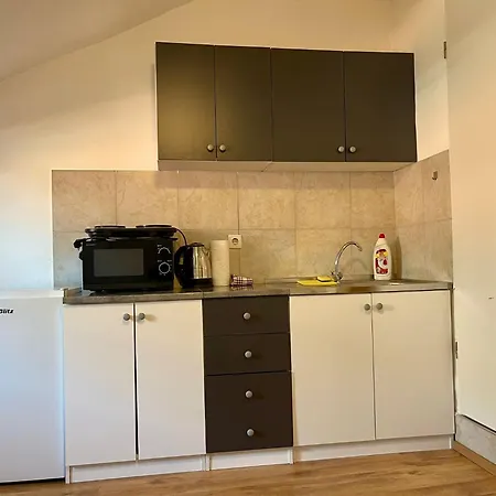 Guest house Roman Arch- Low Budget Doublebed In Top Center