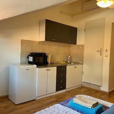 Roman Arch- Low Budget Doublebed In Top Center Guest house *