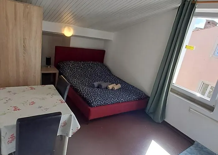 Arch- Budget Doublebed In Center
